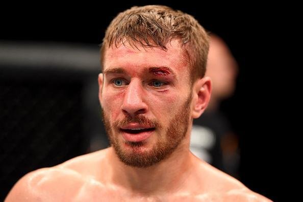 Magomed Mustafaev venceu Piotr Hallmann por nocaute tcnico no segundo round. Polons sofreu um corte profundo prximo do olho e foi impedido pelo mdico de continuar no combate