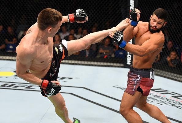 Ingls Scott Arkhan aplicou forte sequncia de golpes e nocauteou brasileiro Junior Alpha no primeiro round