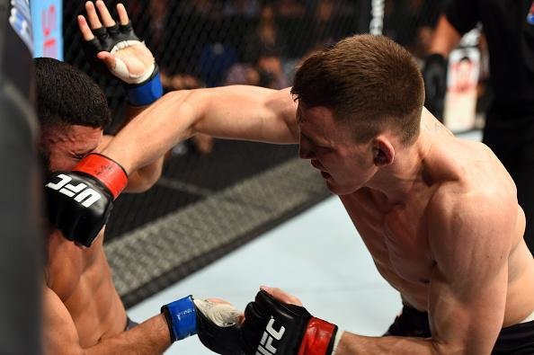 Ingls Scott Arkhan aplicou forte sequncia de golpes e nocauteou brasileiro Junior Alpha no primeiro round