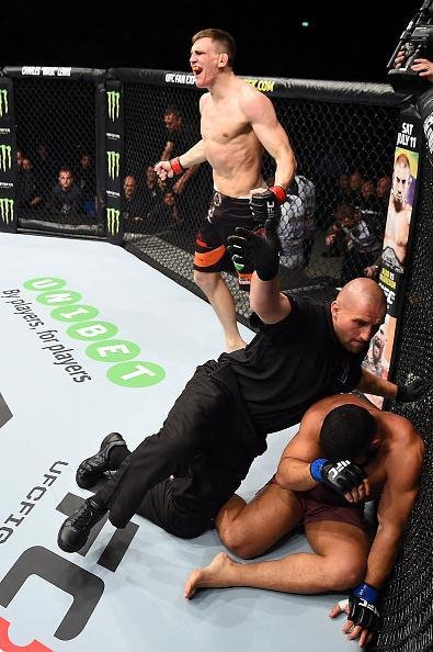 Ingls Scott Arkhan aplicou forte sequncia de golpes e nocauteou brasileiro Junior Alpha no primeiro round