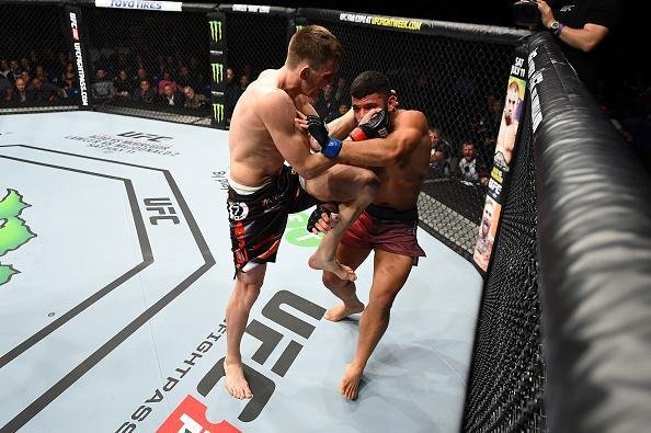 Ingls Scott Arkhan aplicou forte sequncia de golpes e nocauteou brasileiro Junior Alpha no primeiro round