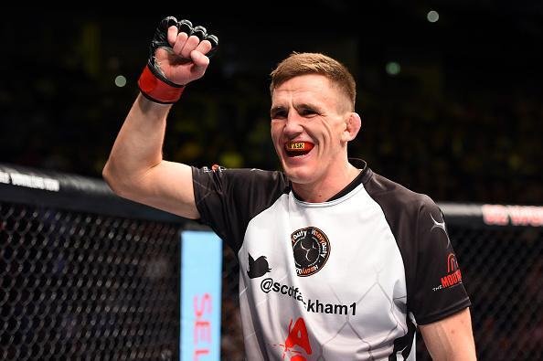 Ingls Scott Arkhan aplicou forte sequncia de golpes e nocauteou brasileiro Junior Alpha no primeiro round