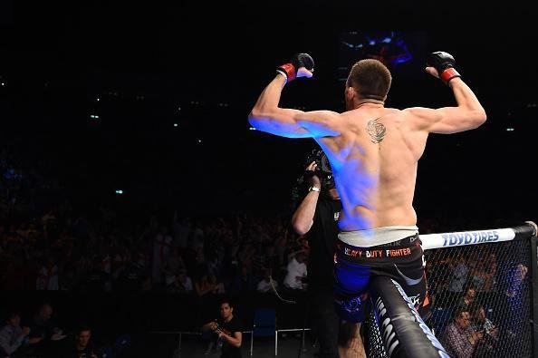 Ingls Scott Arkhan aplicou forte sequncia de golpes e nocauteou brasileiro Junior Alpha no primeiro round