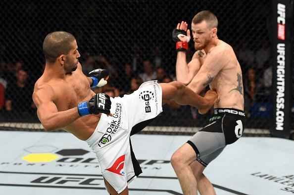 Noad Lahat (luva azul) vence Niklas Backstrom por deciso majoritria dos juzes