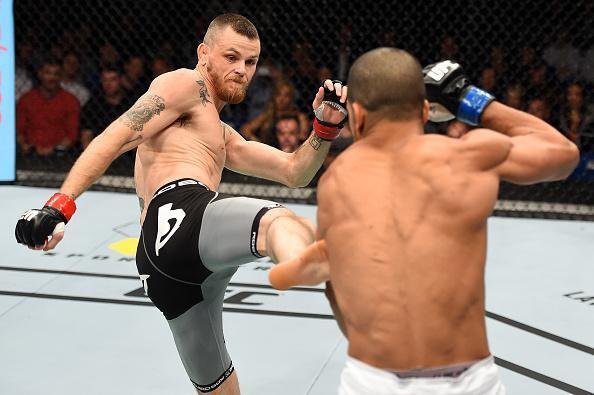 Noad Lahat (luva azul) vence Niklas Backstrom por deciso majoritria dos juzes