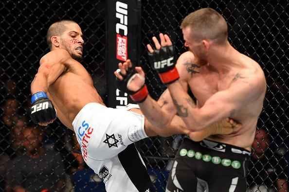 Noad Lahat (luva azul) vence Niklas Backstrom por deciso majoritria dos juzes