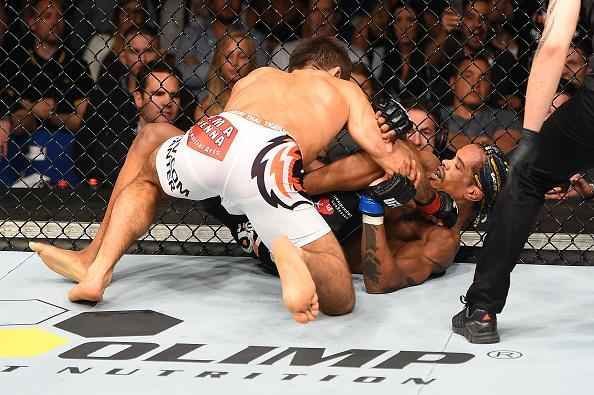 Mairbek Taisumov venceu Alan Patrick por nocaute tcnico no segundo round