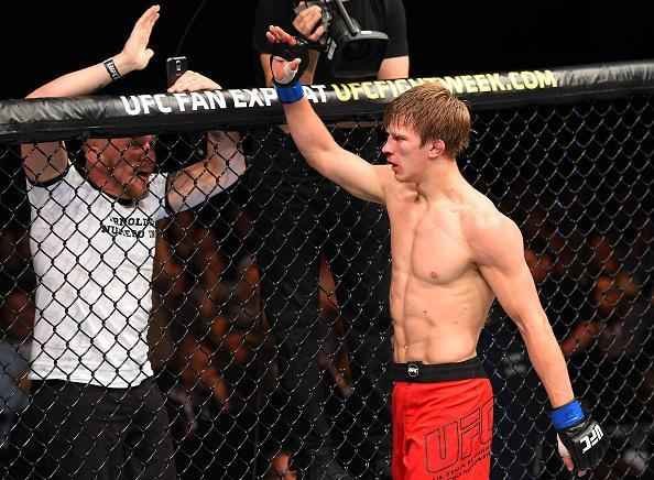 Arnold Allen venceu Alan Omer por finalizao no terceiro round