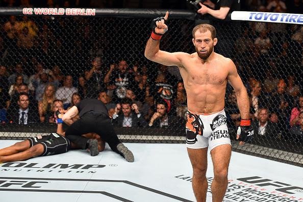 Mairbek Taisumov venceu Alan Patrick por nocaute tcnico no segundo round