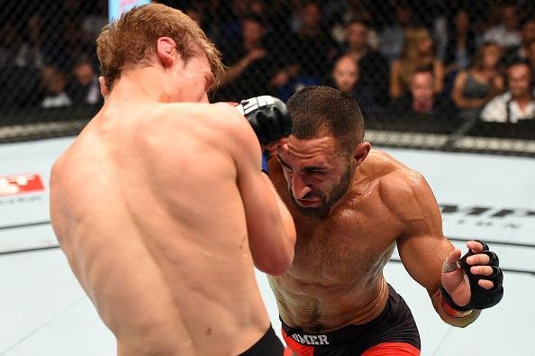 Arnold Allen venceu Alan Omer por finalizao no terceiro round