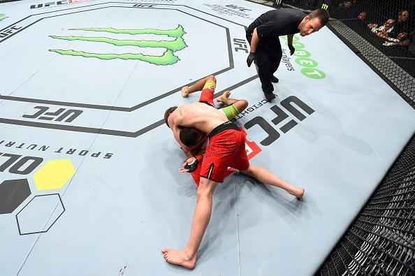 Arnold Allen venceu Alan Omer por finalizao no terceiro round