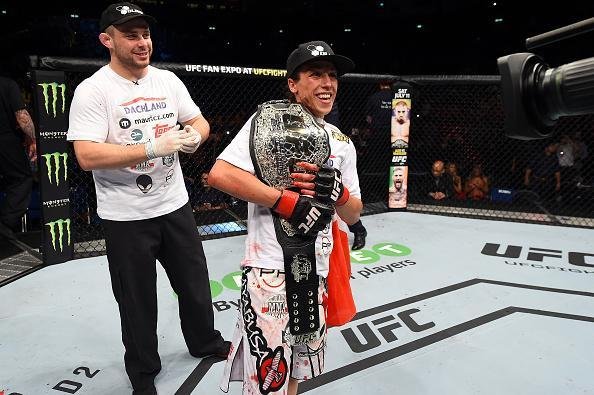 Joanna Jedrzejczyk venceu Jessica Penne por nocaute tcnico no terceiro round e manteve  cinturo do peso palha