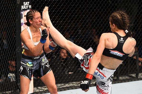 Joanna Jedrzejczyk venceu Jessica Penne por nocaute tcnico no terceiro round e manteve  cinturo do peso palha