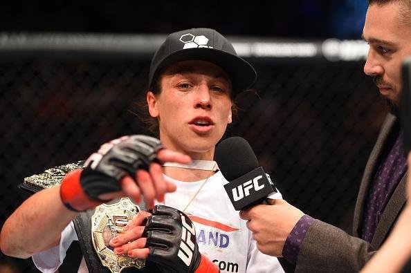 Joanna Jedrzejczyk venceu Jessica Penne por nocaute tcnico no terceiro round e manteve  cinturo do peso palha