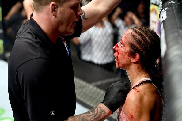 Joanna Jedrzejczyk venceu Jessica Penne por nocaute tcnico no terceiro round e manteve  cinturo do peso palha