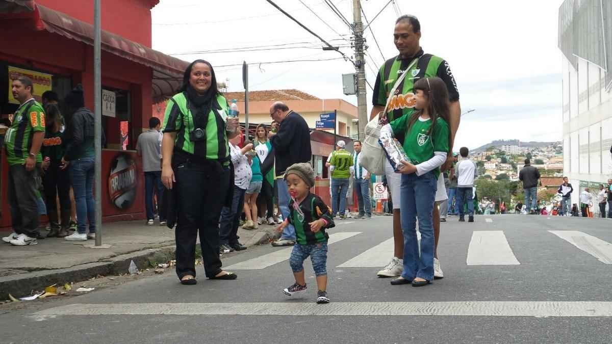 A torcida americana fez a festa no jogo contra o Atltico-GO, pela oitava rodada da Srie B do Brasileiro. O Independncia recebeu muitas famlias, j que mulheres e crianas no pagaram ingressos e entraram no estdio na condio de acompanhantes dos torcedores. O pblico total foi de 3.265 pessoas.