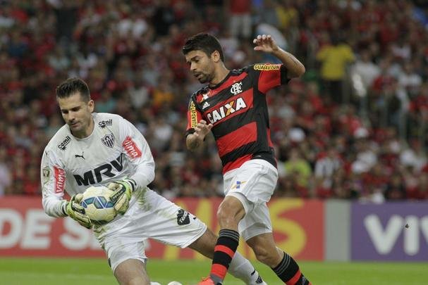O Galo não se intimidou com a pressão da torcida, controlou bem o jogo e venceu o Flamengo com gols de Samir (contra) e Pratto