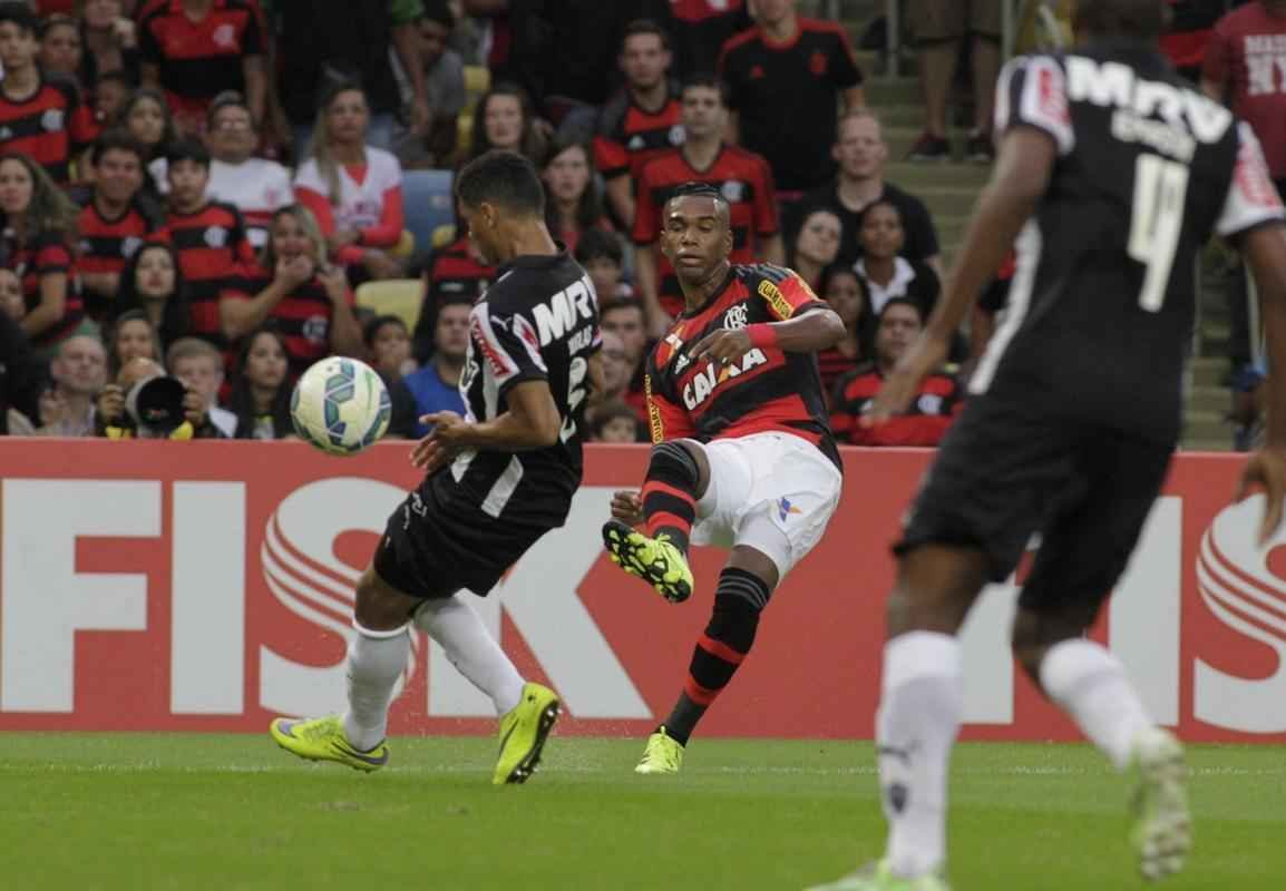 O Galo no se intimidou com a presso da torcida, controlou bem o jogo e venceu o Flamengo com gols de Samir (contra) e Pratto