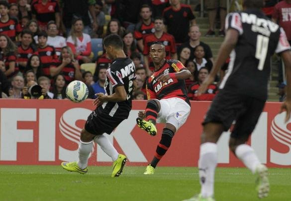 O Galo não se intimidou com a pressão da torcida, controlou bem o jogo e venceu o Flamengo com gols de Samir (contra) e Pratto