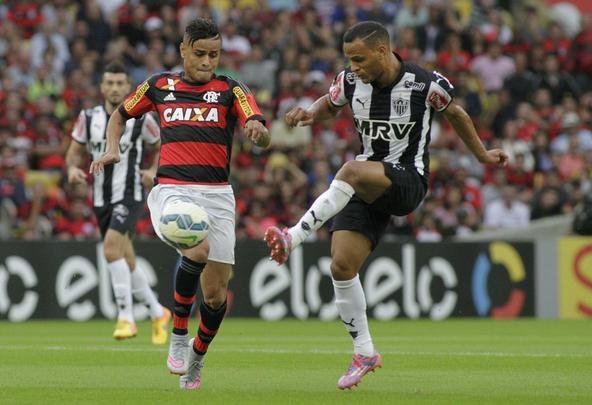 O Galo não se intimidou com a pressão da torcida, controlou bem o jogo e venceu o Flamengo com gols de Samir (contra) e Pratto