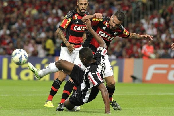 O Galo não se intimidou com a pressão da torcida, controlou bem o jogo e venceu o Flamengo com gols de Samir (contra) e Pratto