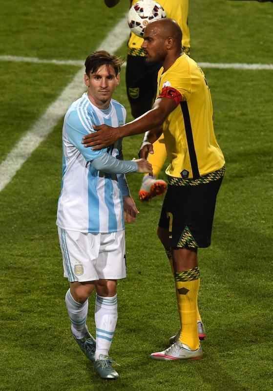 O atacante Lionel Messi foi tietado pelos jogadores adversrios depois da vitria da Argentina sobre a Jamaica, por 1 a 0, pelo Grupo B da Copa Amrica. O craque albiceleste, que completou seu centsimo jogo vestindo a camisa da seleo, parou para tirar selfies e trocar a camisa com os atletas jamaicanos. Neste sbado, o gol do centroavante Higuan garantiu a primeira posio  equipe do tcnico Tata Martino.