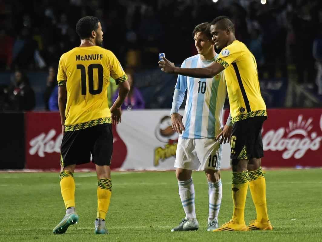 O atacante Lionel Messi foi tietado pelos jogadores adversrios depois da vitria da Argentina sobre a Jamaica, por 1 a 0, pelo Grupo B da Copa Amrica. O craque albiceleste, que completou seu centsimo jogo vestindo a camisa da seleo, parou para tirar selfies e trocar a camisa com os atletas jamaicanos. Neste sbado, o gol do centroavante Higuan garantiu a primeira posio  equipe do tcnico Tata Martino.