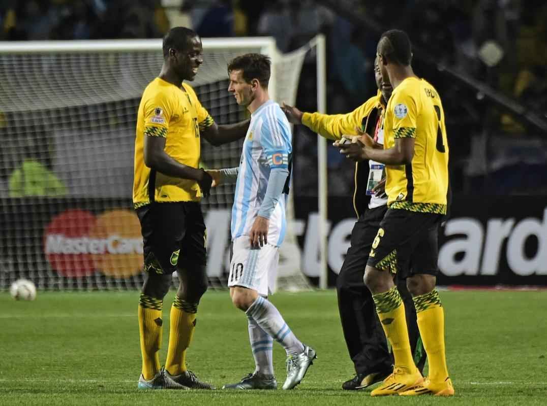 O atacante Lionel Messi foi tietado pelos jogadores adversrios depois da vitria da Argentina sobre a Jamaica, por 1 a 0, pelo Grupo B da Copa Amrica. O craque albiceleste, que completou seu centsimo jogo vestindo a camisa da seleo, parou para tirar selfies e trocar a camisa com os atletas jamaicanos. Neste sbado, o gol do centroavante Higuan garantiu a primeira posio  equipe do tcnico Tata Martino.