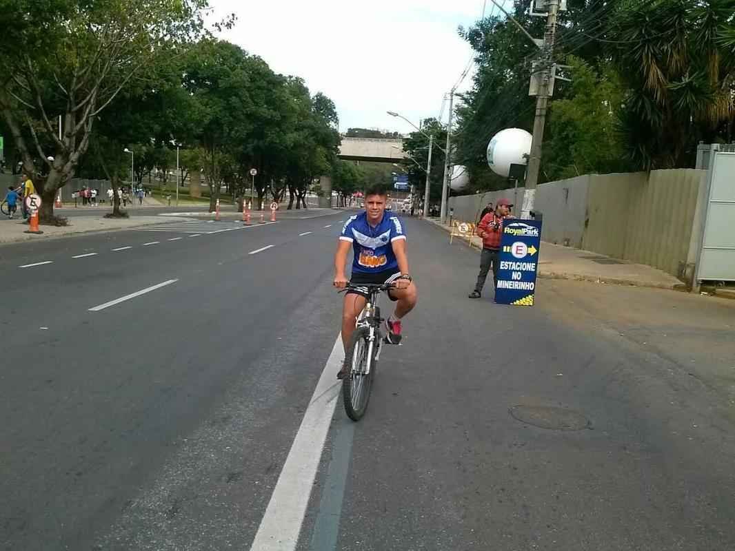 Torcedor cruzeirense chegou ao Mineiro de bicicleta