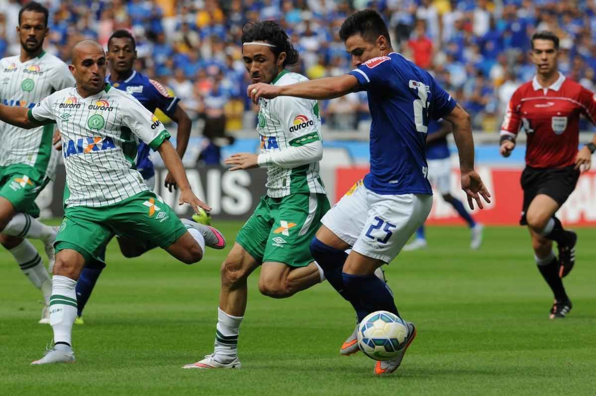 Imagens do jogo entre Cruzeiro e Chapecoense, no Mineiro, pela 8 rodada do Brasileiro