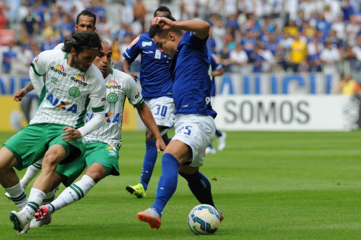 Imagens do jogo entre Cruzeiro e Chapecoense, no Mineiro, pela 8 rodada do Brasileiro