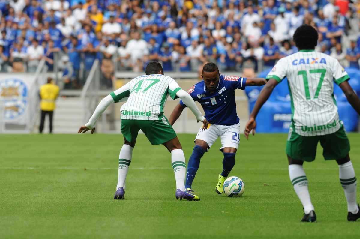 Imagens do jogo entre Cruzeiro e Chapecoense, no Mineiro, pela 8 rodada do Brasileiro