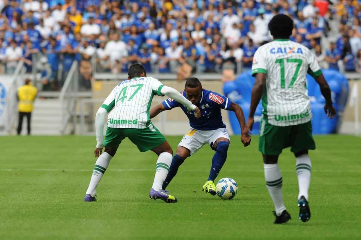 Imagens do jogo entre Cruzeiro e Chapecoense, no Mineiro, pela 8 rodada do Brasileiro