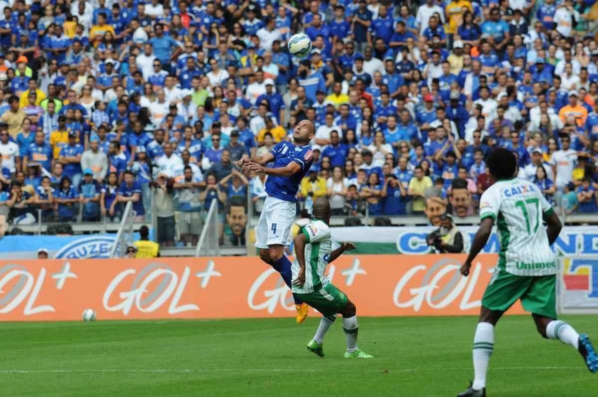 Imagens do jogo entre Cruzeiro e Chapecoense, no Mineiro, pela 8 rodada do Brasileiro