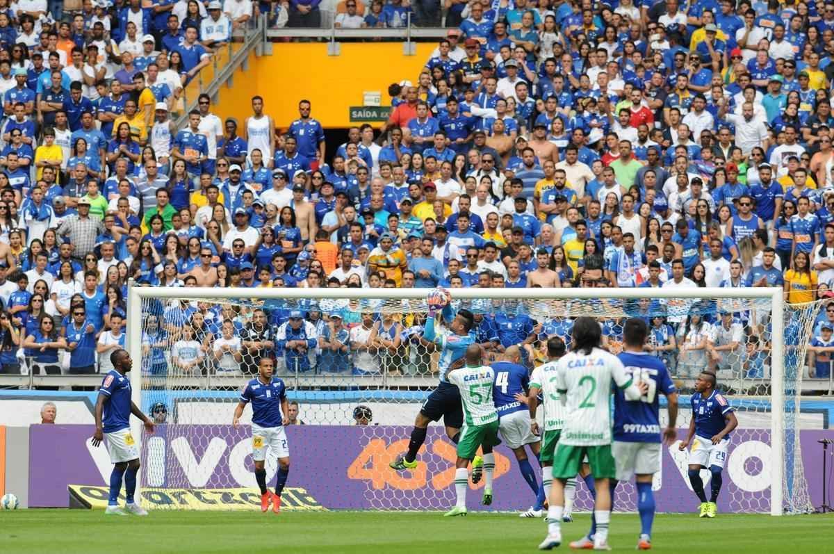 Imagens do jogo entre Cruzeiro e Chapecoense, no Mineiro, pela 8 rodada do Brasileiro