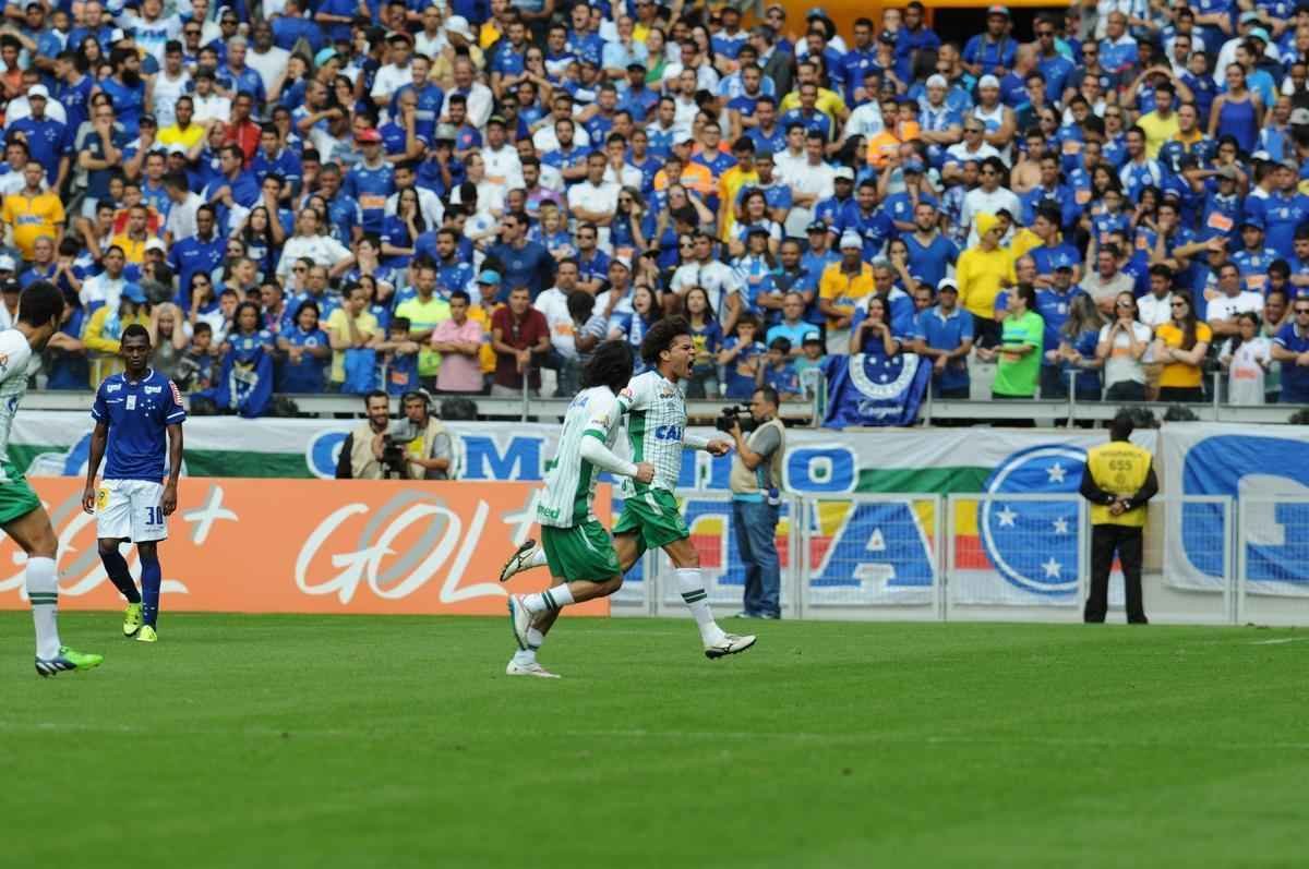 Imagens do jogo entre Cruzeiro e Chapecoense, no Mineiro, pela 8 rodada do Brasileiro