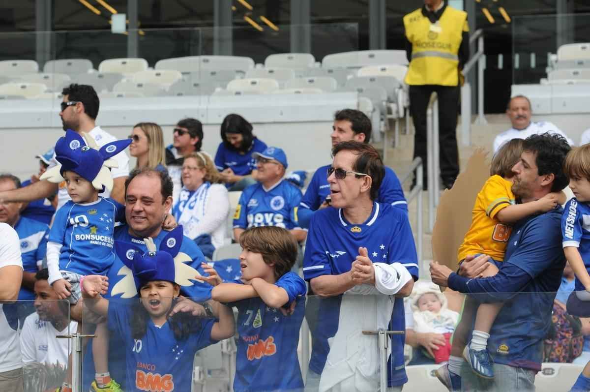 Torcedores do Cruzeiro compareceram em bom nmero ao Mineiro em jogo das 11h deste domingo