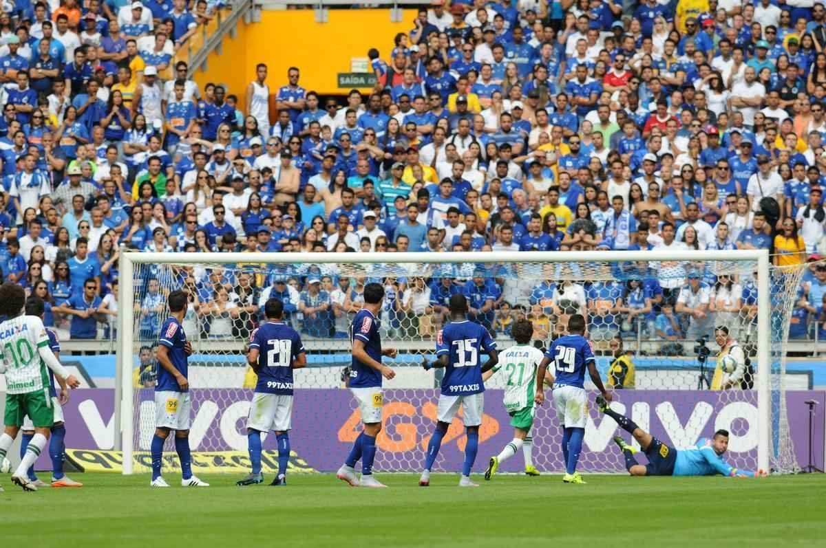 Torcedores do Cruzeiro compareceram em bom nmero ao Mineiro em jogo das 11h deste domingo