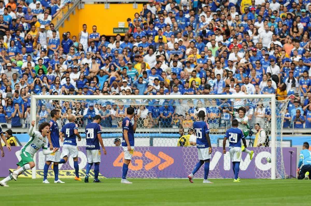 Gol de Camilo, da Chapecoense, em cobrana de falta da intermediria