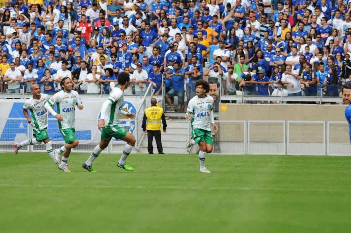 Gol de Camilo, da Chapecoense, em cobrana de falta da intermediria