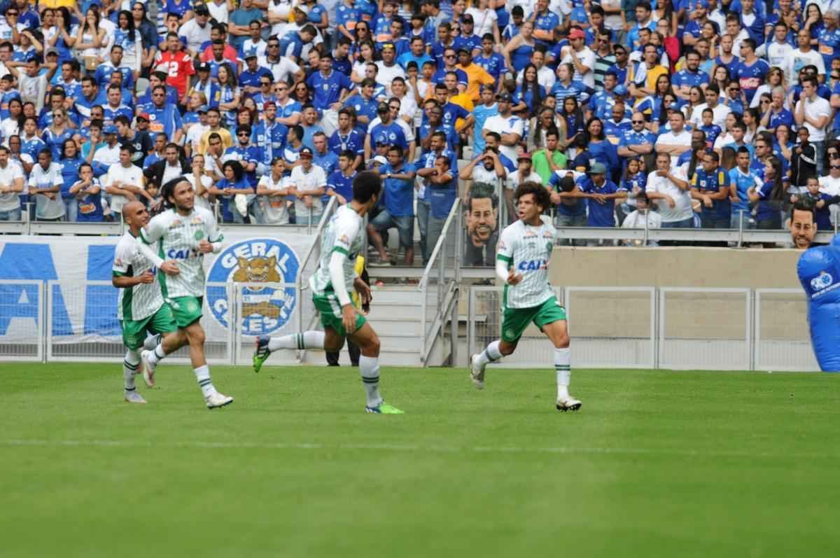 Gol de Camilo, da Chapecoense, em cobrana de falta da intermediria