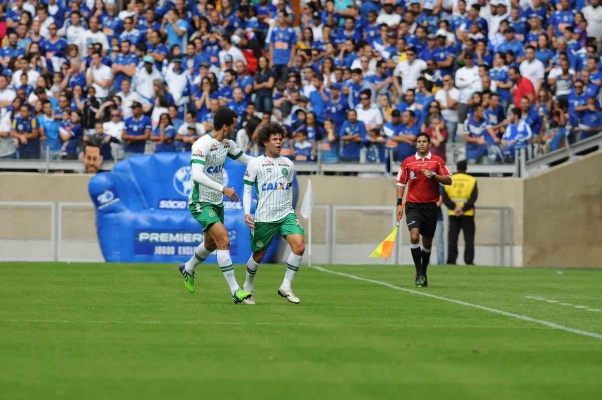 Gol de Camilo, da Chapecoense, em cobrana de falta da intermediria
