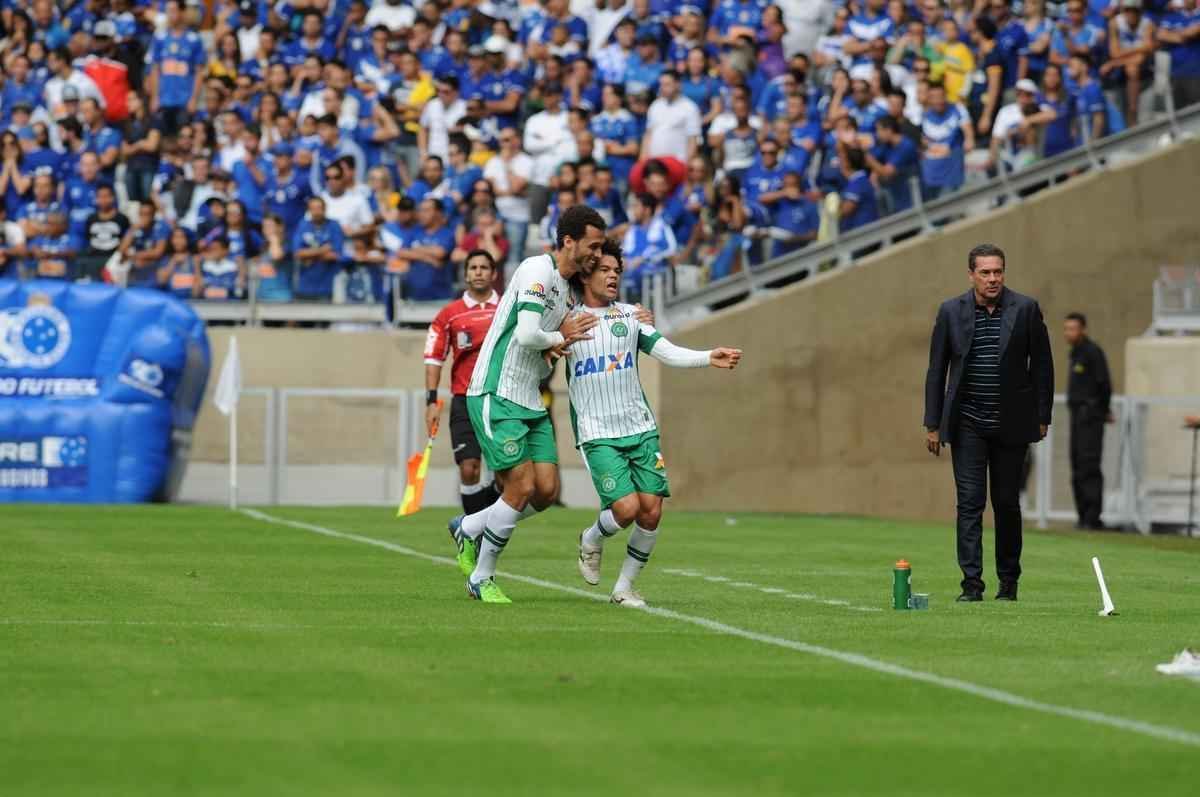 Gol de Camilo, da Chapecoense, em cobrana de falta da intermediria