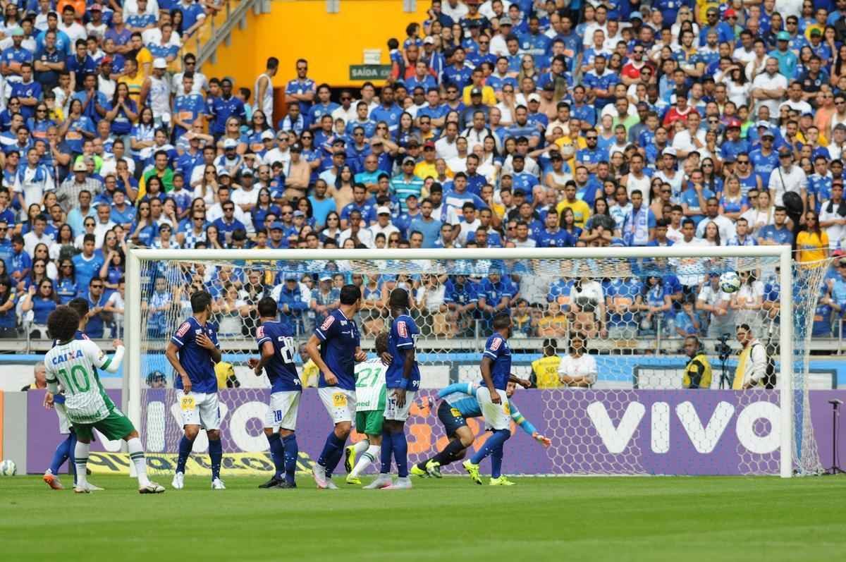 Gol de Camilo, da Chapecoense, em cobrana de falta da intermediria