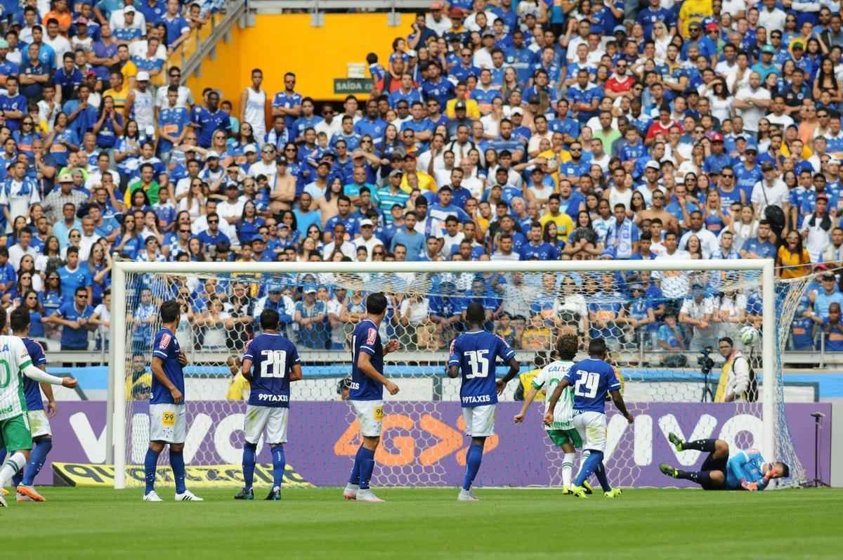 Gol de Camilo, da Chapecoense, em cobrana de falta da intermediria