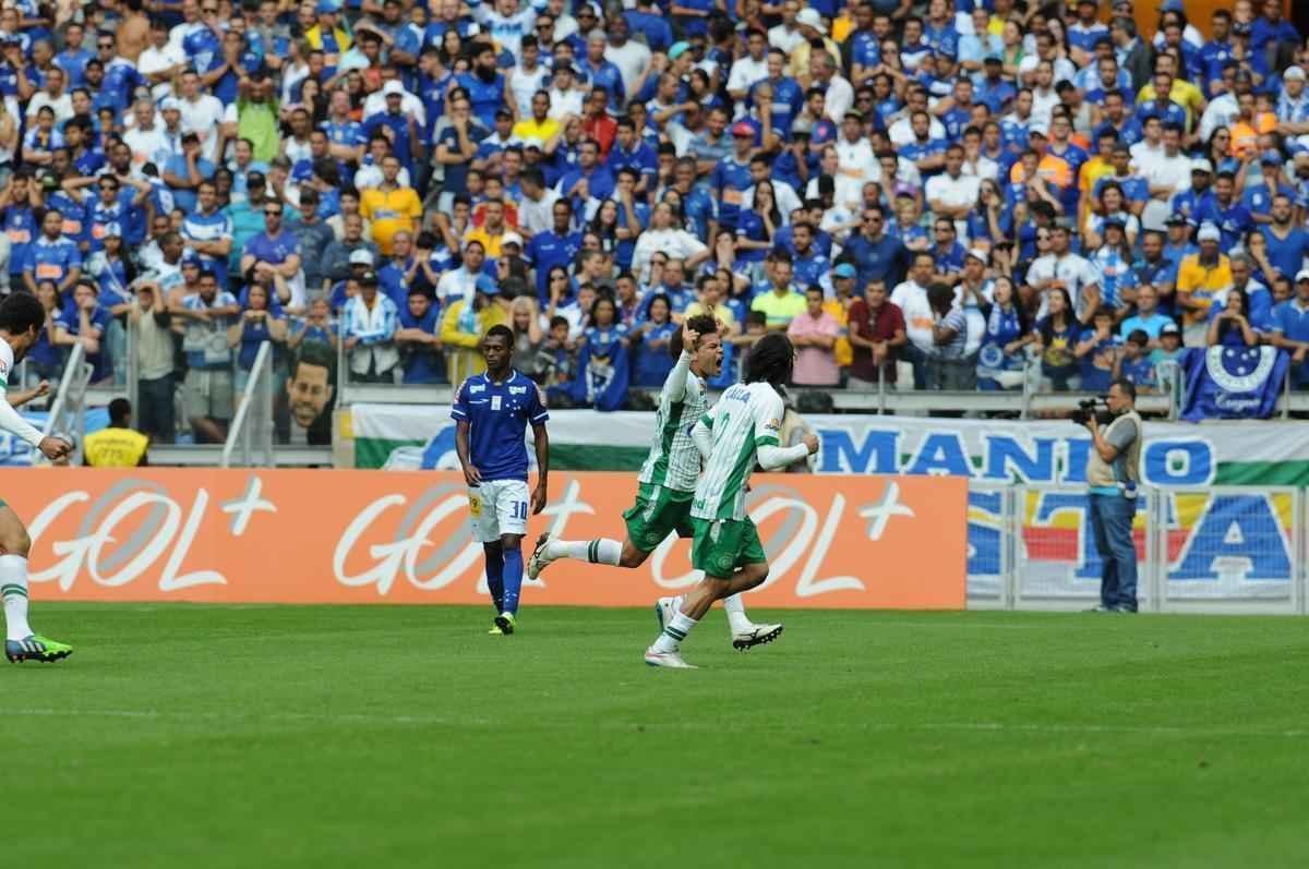 Gol de Camilo, da Chapecoense, em cobrana de falta da intermediria