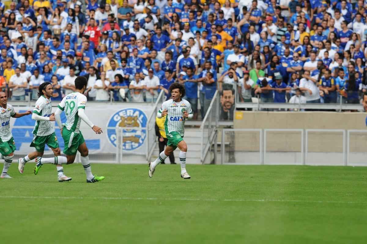 Gol de Camilo, da Chapecoense, em cobrana de falta da intermediria