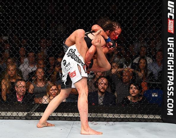 Com atuao arrasadora na luta principal do UFC em Berlim, Joanna Jedrzejczyk vence Jessica Penne por nocaute tcnico e defende o cinturo do peso palha 