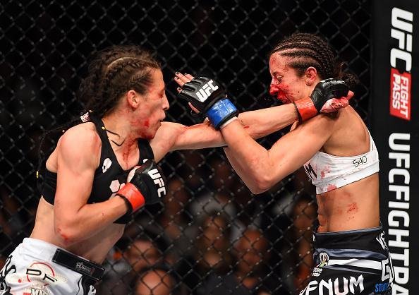 Com atuao arrasadora na luta principal do UFC em Berlim, Joanna Jedrzejczyk vence Jessica Penne por nocaute tcnico e defende o cinturo do peso palha 