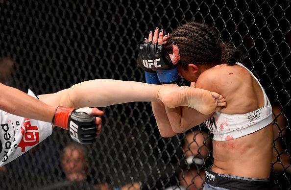 Com atuao arrasadora na luta principal do UFC em Berlim, Joanna Jedrzejczyk vence Jessica Penne por nocaute tcnico e defende o cinturo do peso palha 